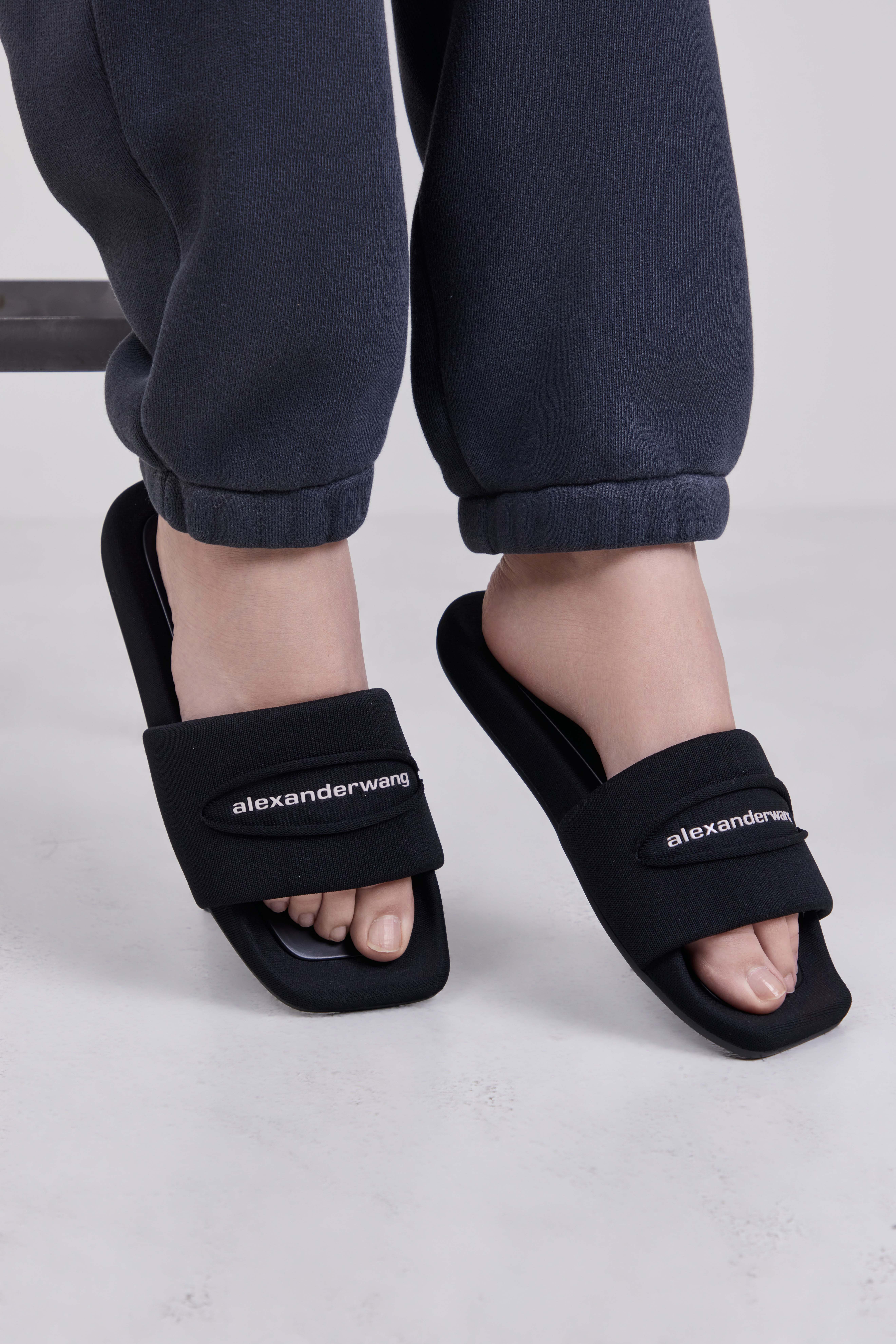 תמונת כל הלוק של כפכפי סלייד